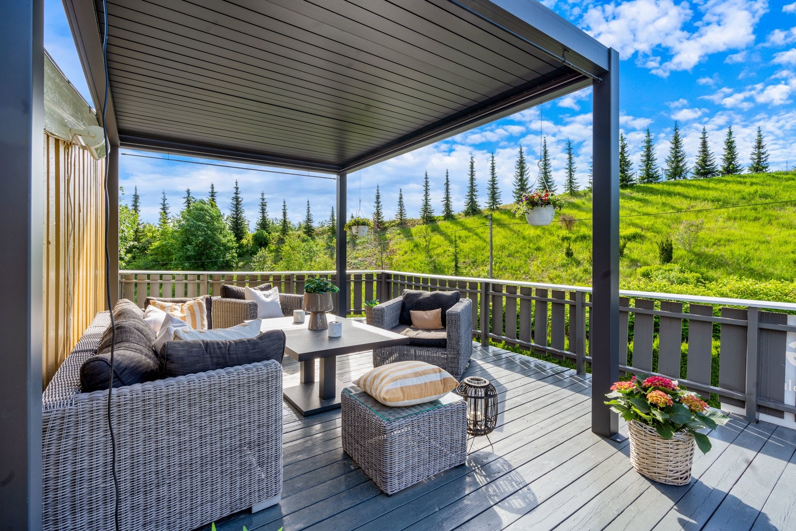 Her har du god plass til utemøblement, grill og blomsterkasser, så du kan nyte solrike dager. Galleribilde