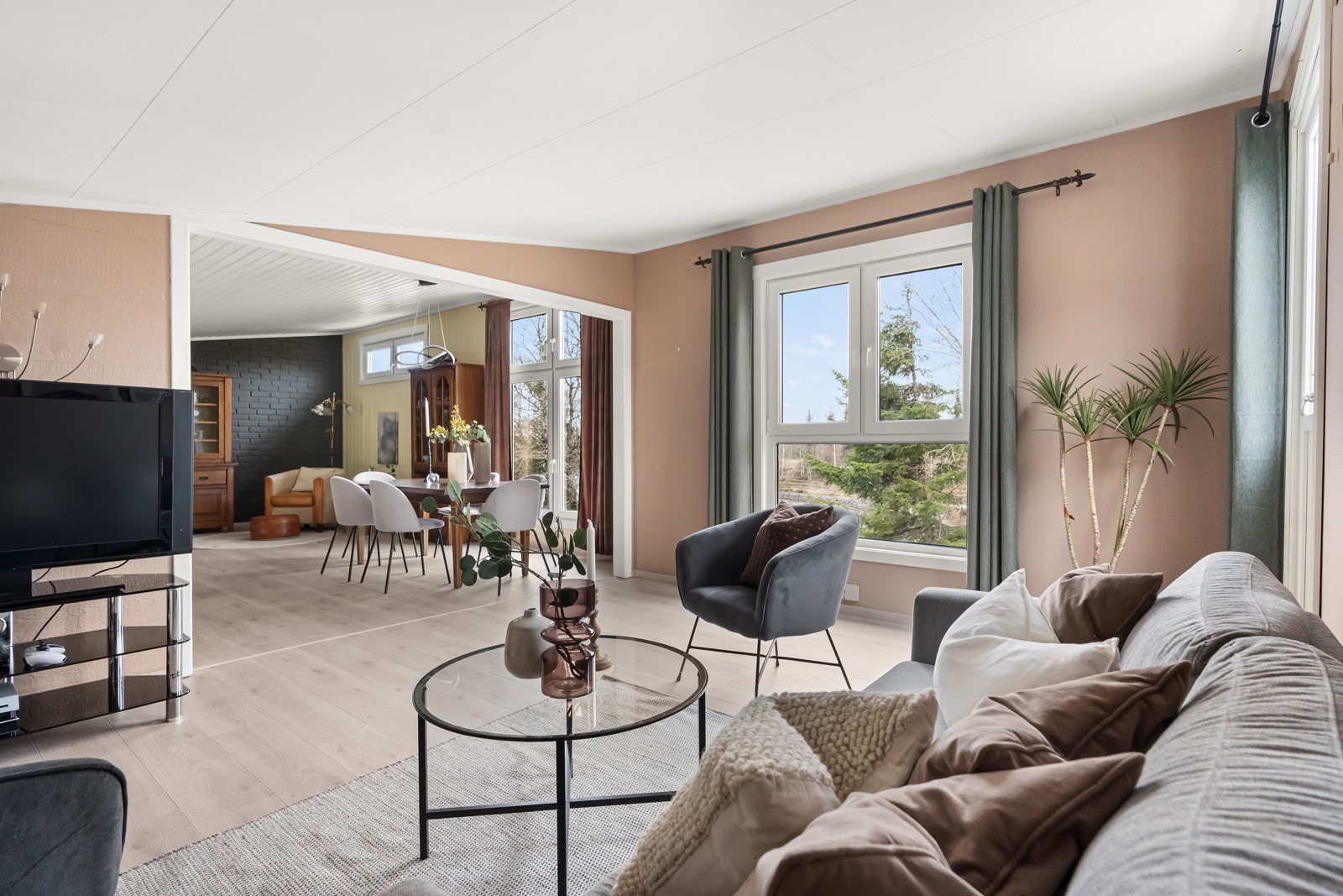 Du kan samtidig ha et stort spisebord med plass til hele familien. Galleribilde