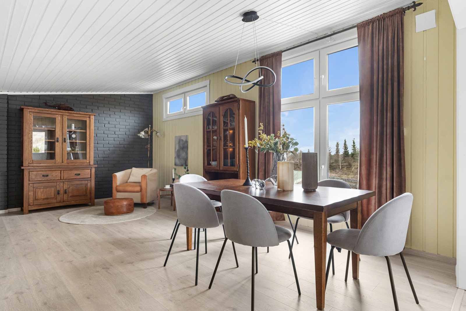 Boligen er vel gjennomført med delikate og tidløse overflater. Det ble lagt nytt laminatgulv i stue i 2024. Galleribilde