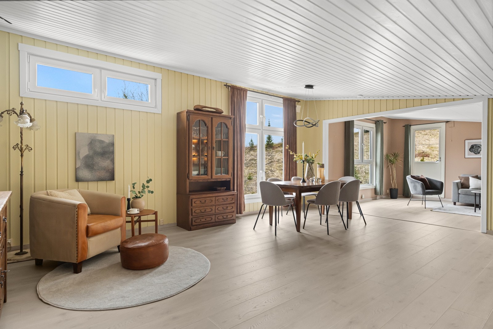 Boligen har en lys og innbydende stue og tv-stue. Galleribilde