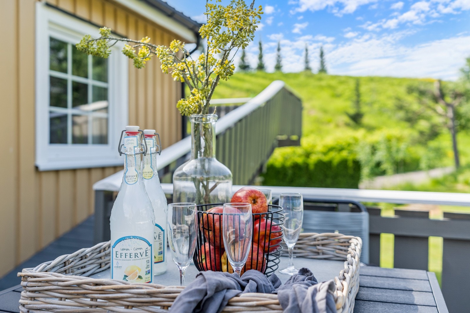 Boligen ligger skjermet til og har en flott, opparbeidet hage. Galleribilde