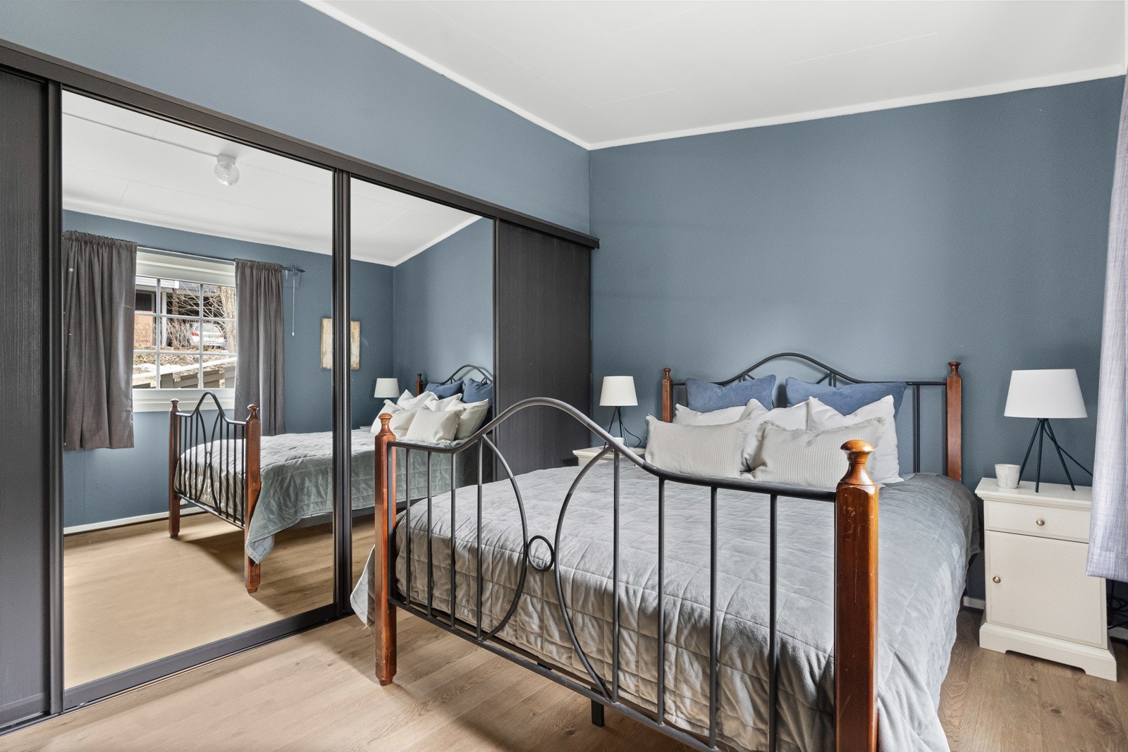 Hovedsoverommet er av god størrelse med plass til dobbeltseng, nattbord og annet ønsket møblement. Galleribilde