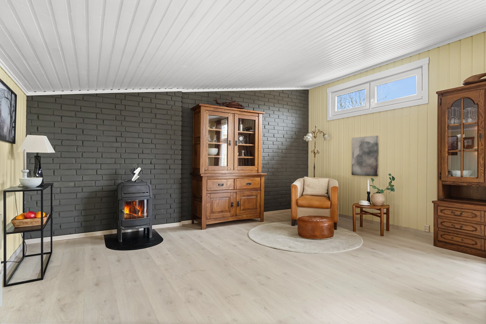 I rommet er det et flott ildsted for hyggelig oppvarming. Det ble i tillegg montert en varmepumpe på kjøkkenet i 2021. Galleribilde