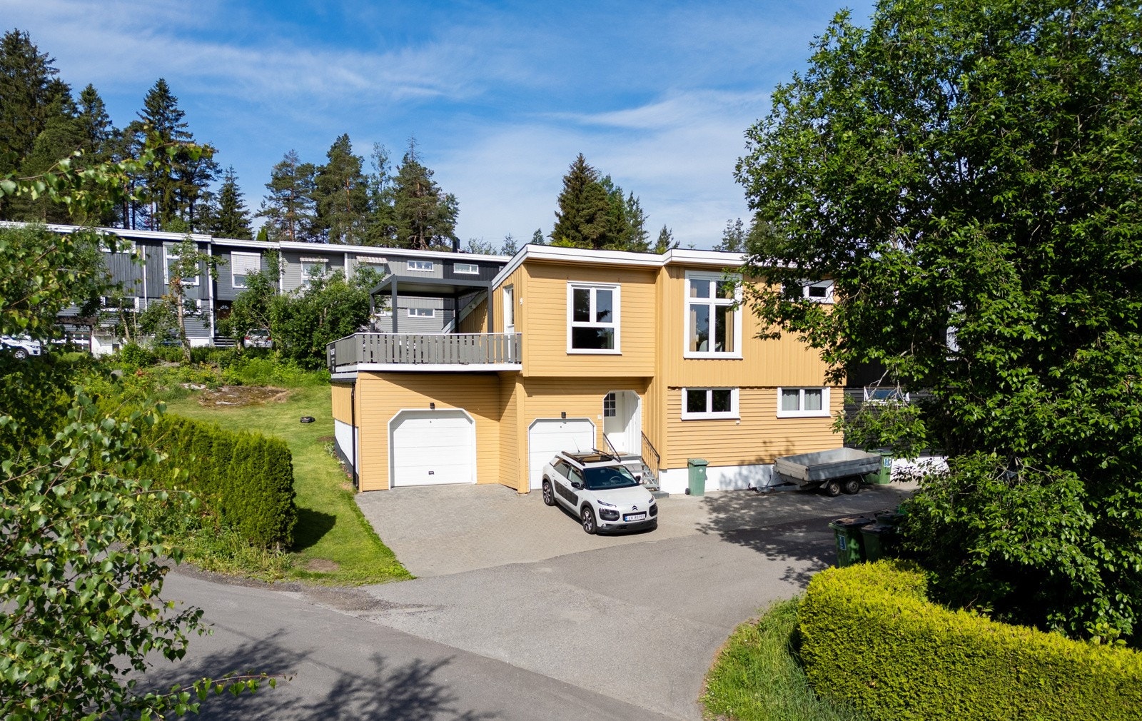 Romslig og innholdsrik enderekkehus solrike uteområder. Dobbelgarasje med lader og gårdsplass med plass til 3-4 biler. Galleribilde