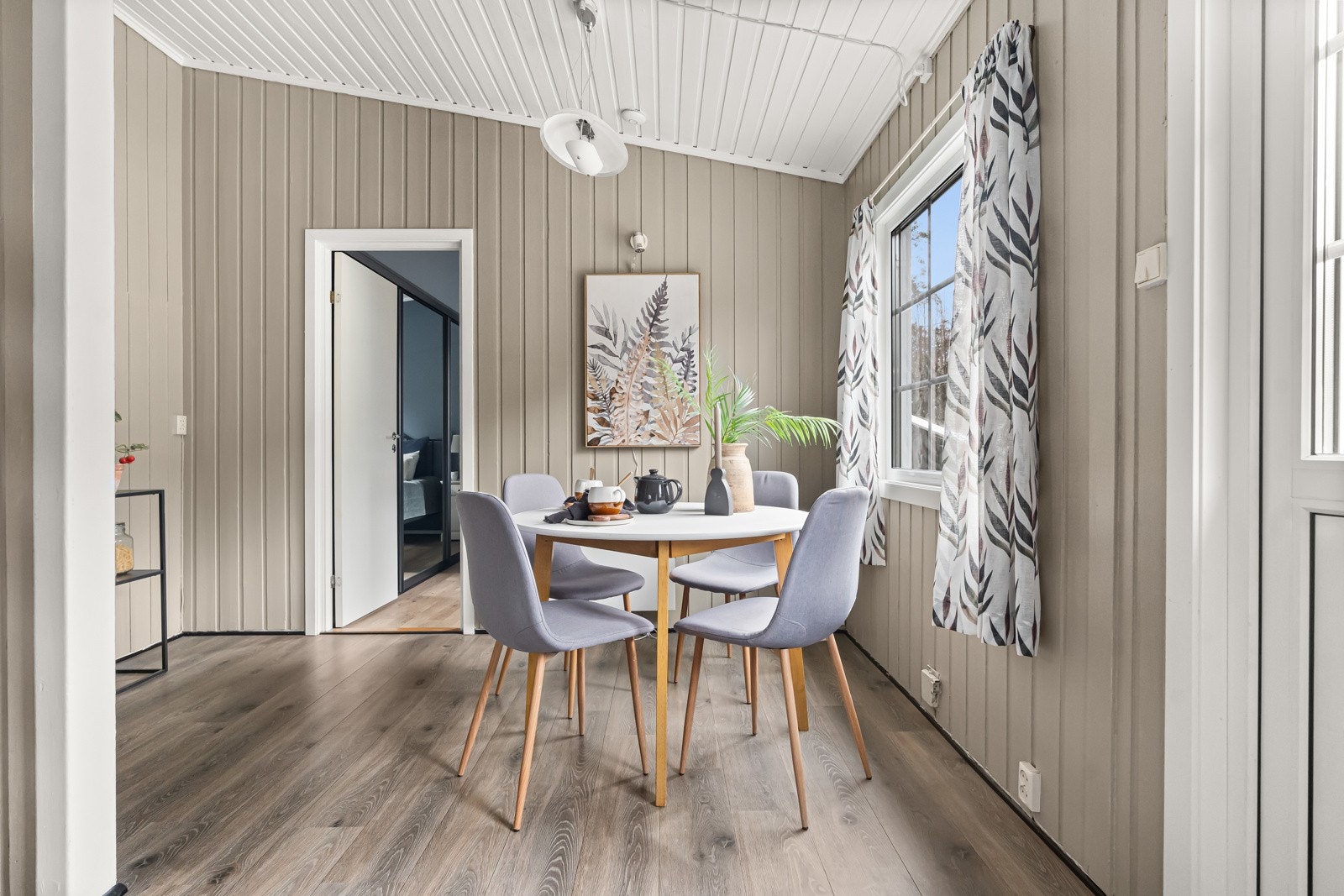 Det er god plass til et spisebord i rommet. Galleribilde