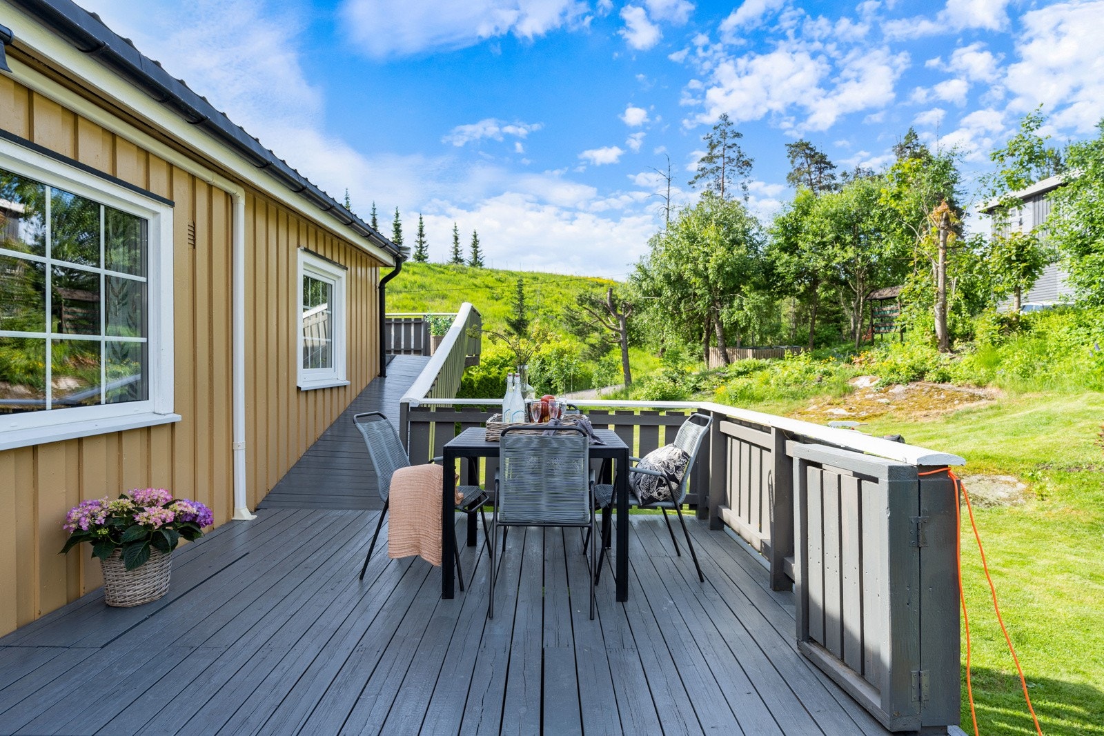 Boligen har et flott uteområde med gode solforhold. Galleribilde