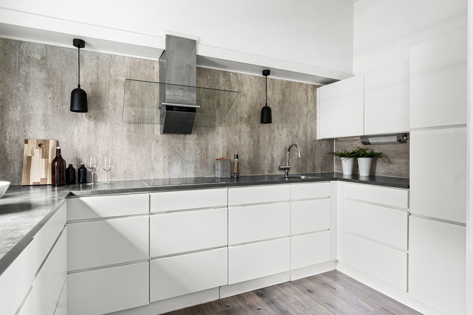 Kvik kjøkkeninnredningen fra 2013 med pene fronter, benkeplate i laminat og planlimt oppvaskkum med ett-greps armatur, i tillegg til belysning over benkeskap. Galleribilde