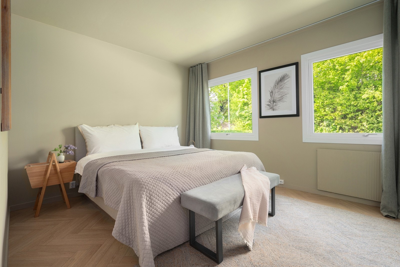 Boligen har to romslige soverom med plass til dobbeltseng og garderober. Galleribilde