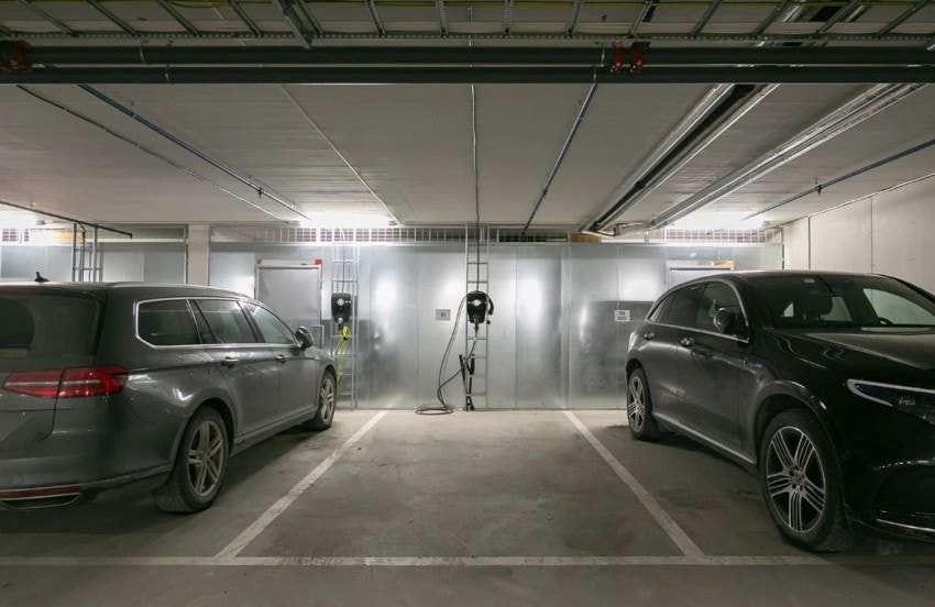 Det medfølger garasjeplass med el-lader i felles garasjeanlegg i nabobygget. Galleribilde