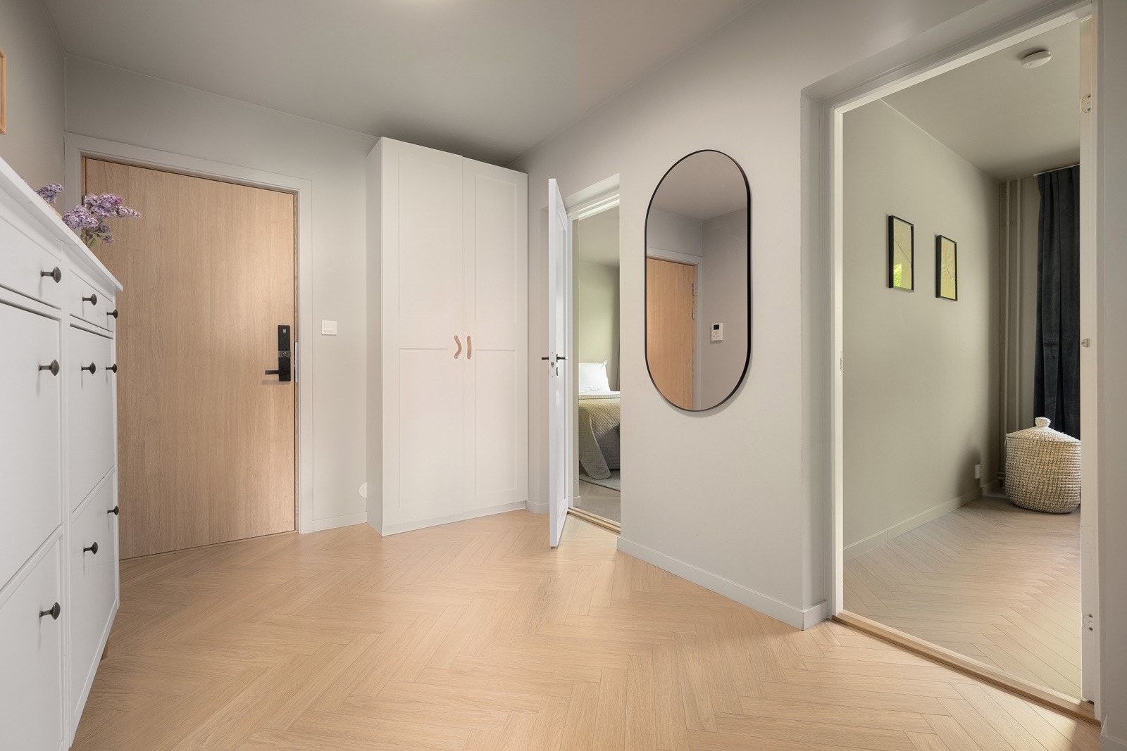 Romslig og innbydende entré. Leiligheten fikk nye gulv i alle rom i 2022. Galleribilde