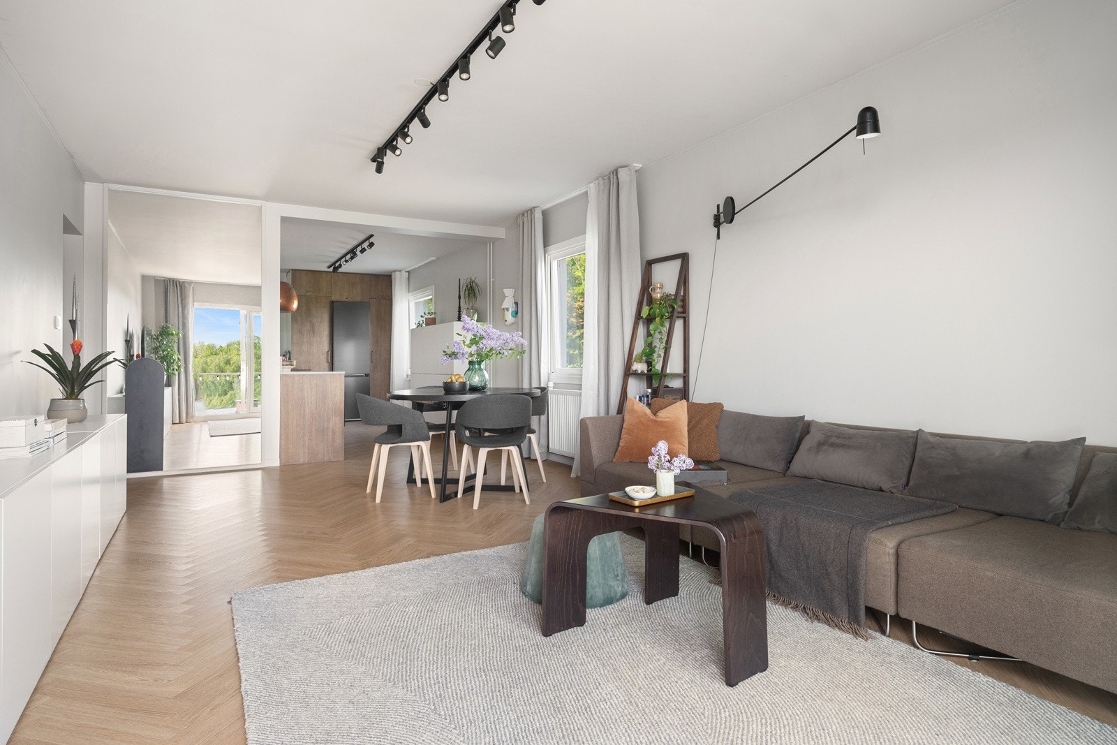 Stuen er lys og romslig med lekre fargevalg på vegger og fiskebensmønstret laminatgulv. Galleribilde