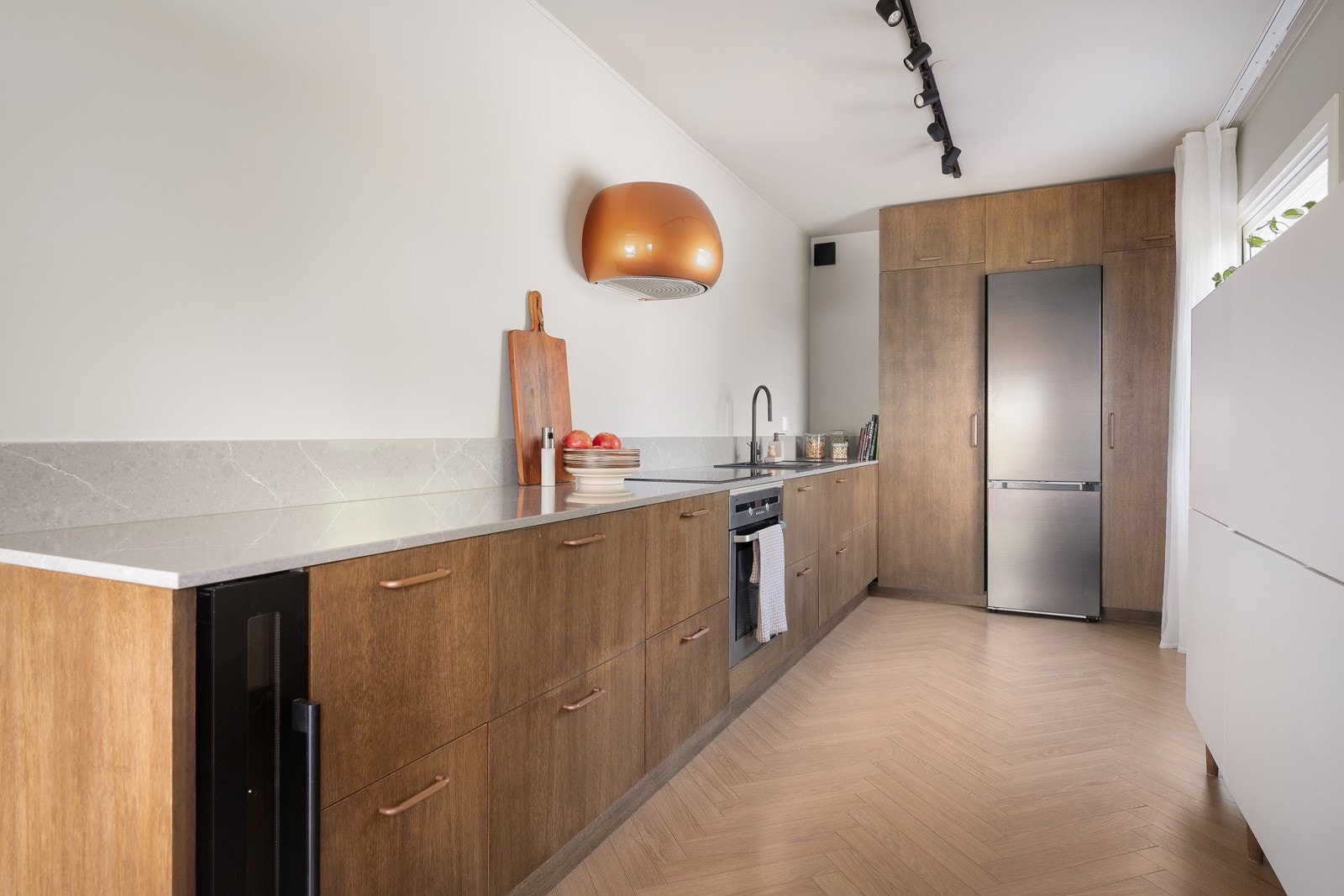 Kjøkkenet er utstyrt med integrert platetopp, stekeovn, oppvaskmaskin, vinskap og kjøl/fryseskap. Her er det også opplegg for vaskemaskin. Galleribilde