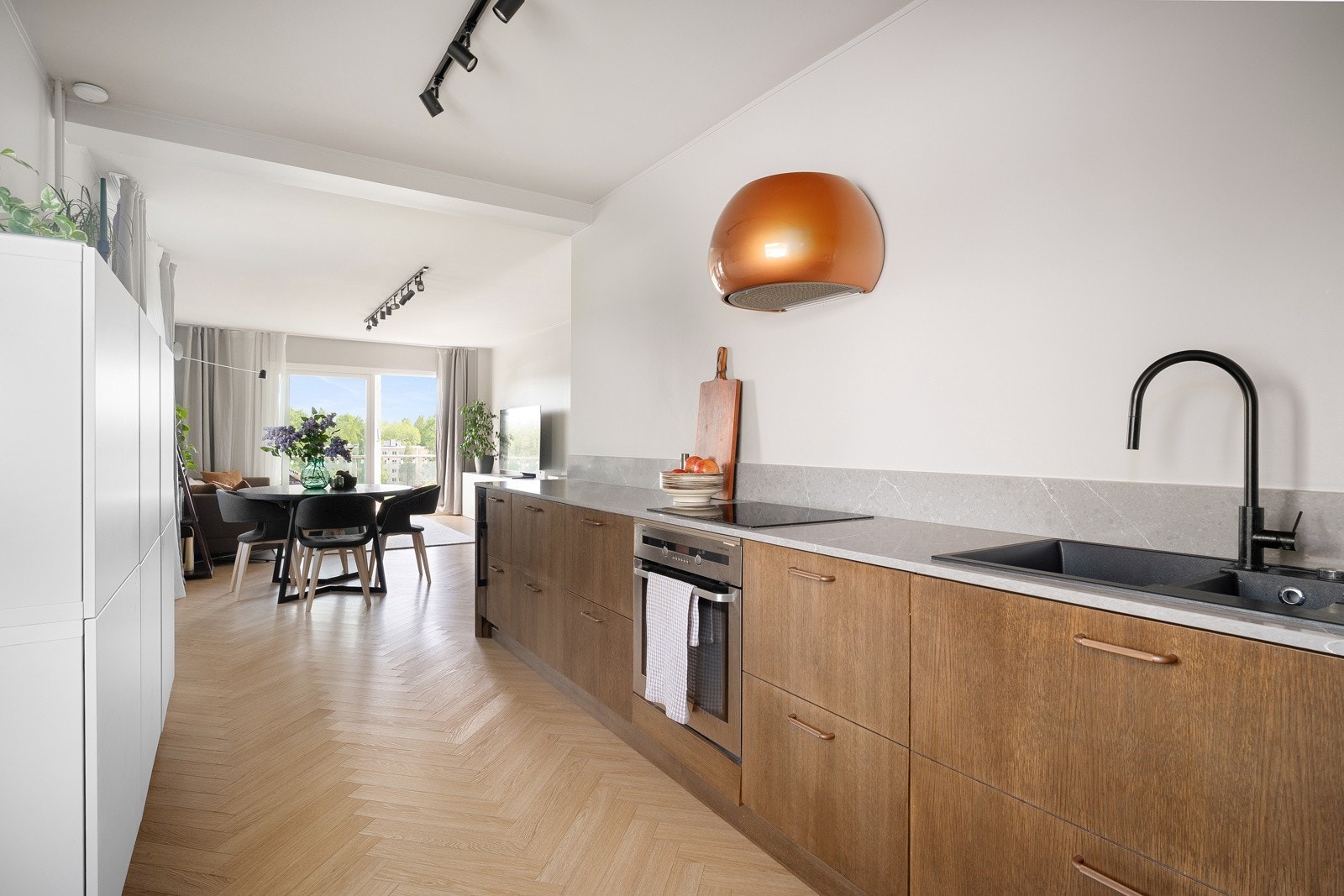 Leiligheten gjennomgikk en oppgradering i 2022/2023 med bla. nytt kjøkken, bad, oppgradert el-anlegg og nye gulv. Galleribilde