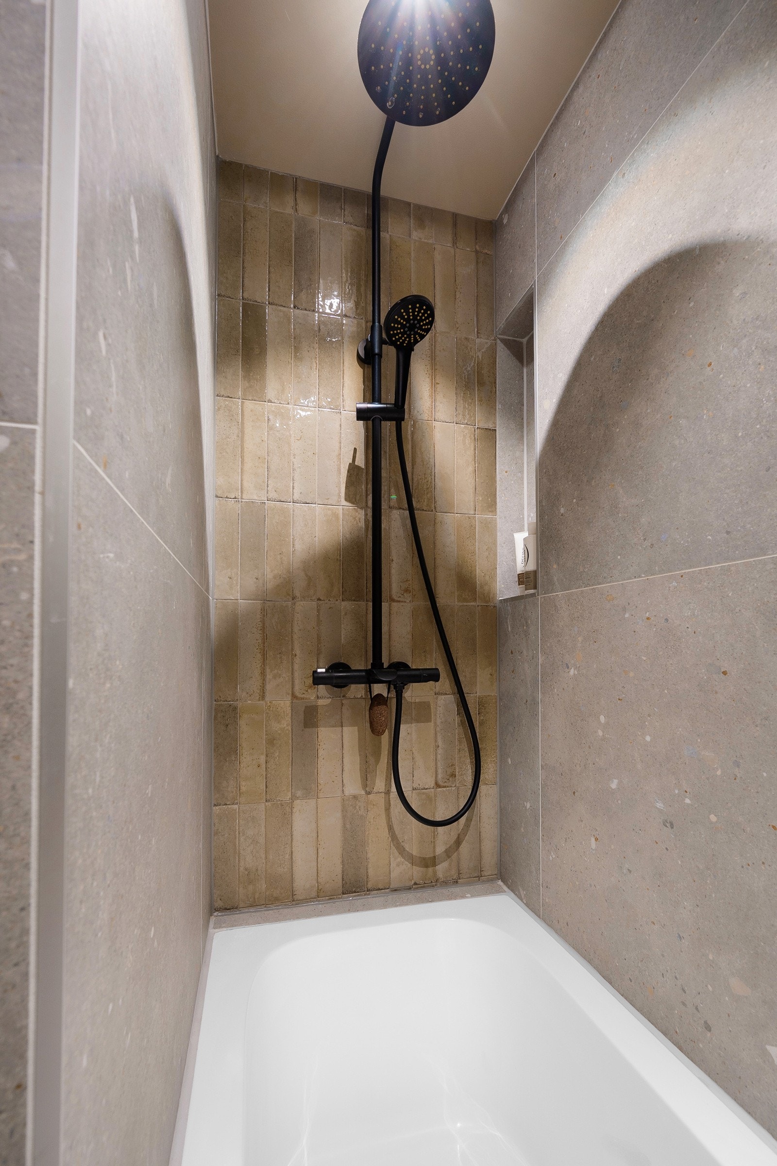 Nisje med badekar. Gulvet under badekar er tilrettelagt for bruk uten badekar hvis ønskelig. Galleribilde