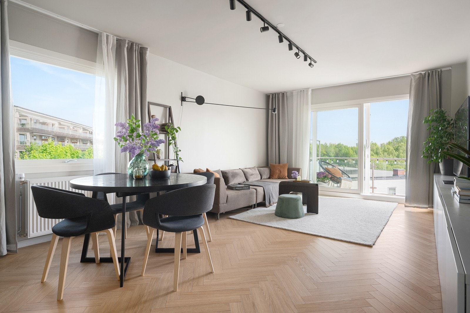 Utgang til solrik, sydøstvendt balkong fra stue. Galleribilde