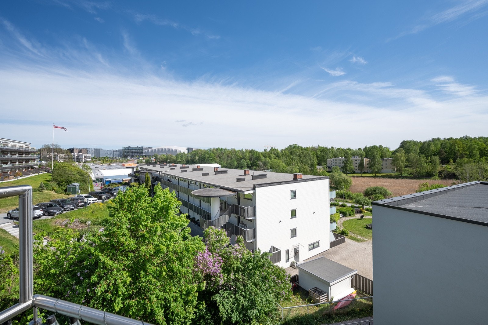 Fra balkongen kan du nyte den flotte utsikten mot fellesanlegg og grønne lunger. Galleribilde