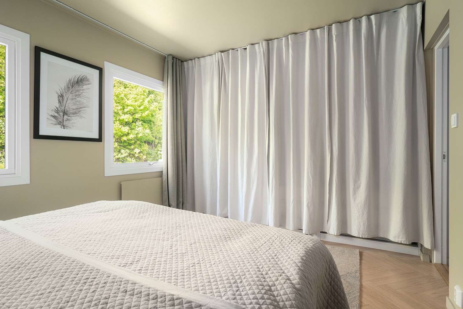 Godt med oppbevaring i garderobe på hovedsoverommet. Galleribilde