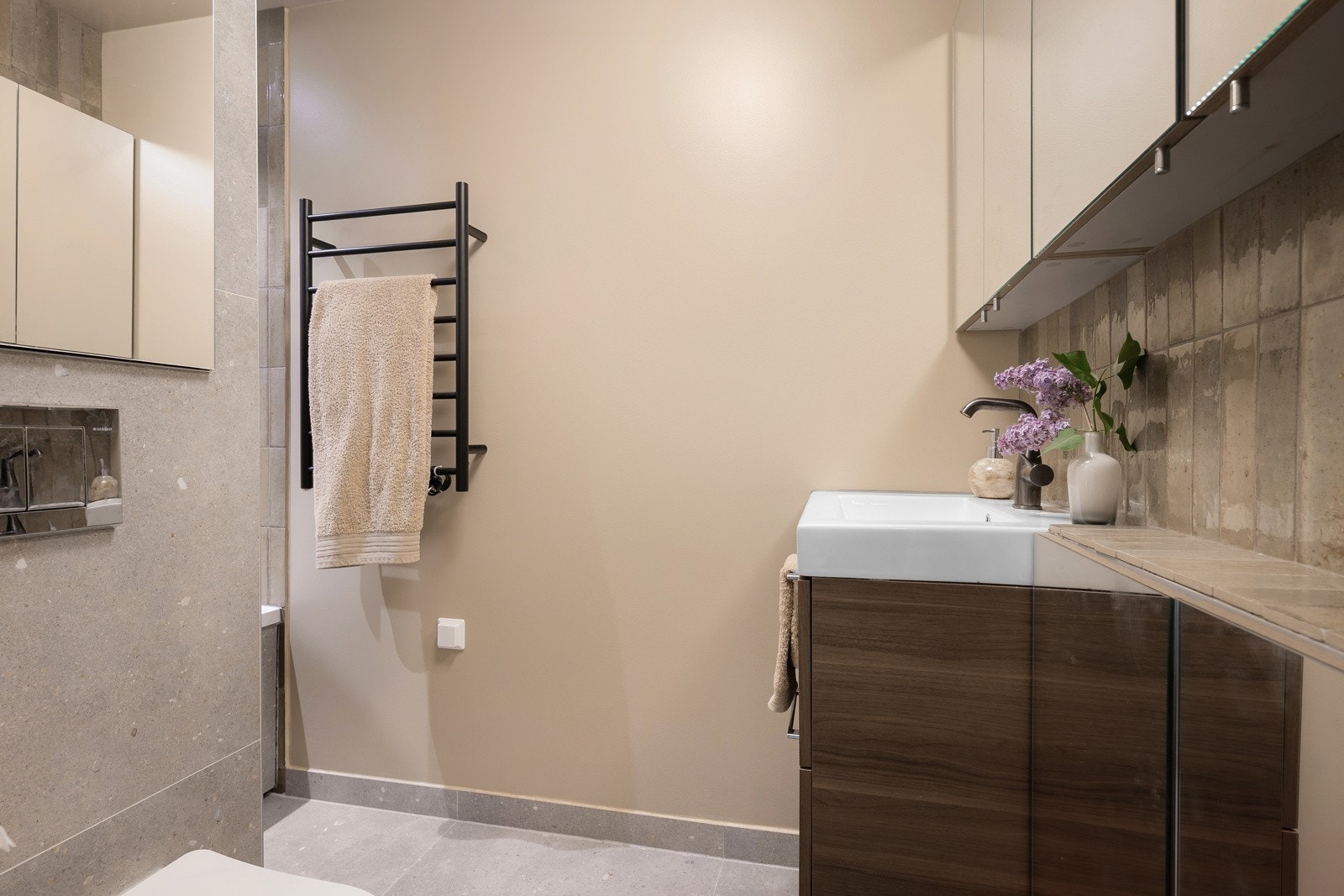 Pene fliser på gulv og deler av vegger. Videre er det gulvvarme og et herlig badekar på badet. Galleribilde