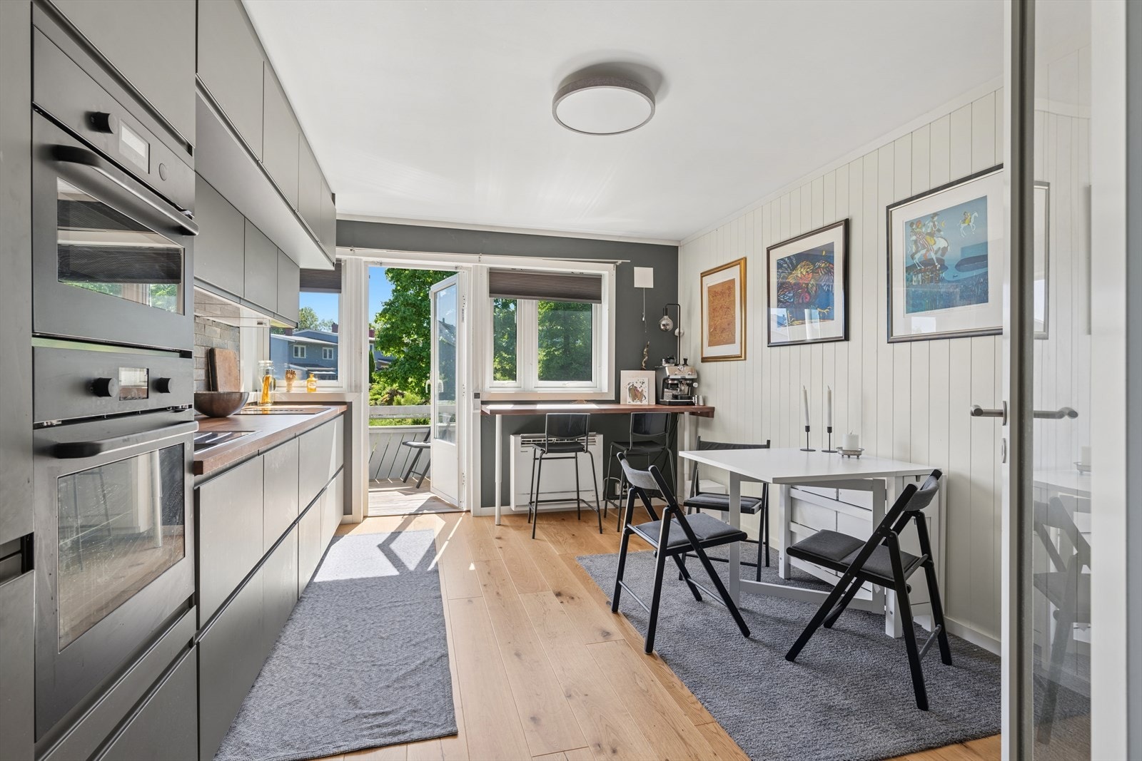 Kjøkkenet har fin spiseplass til både spisebord og frokostbord. Galleribilde