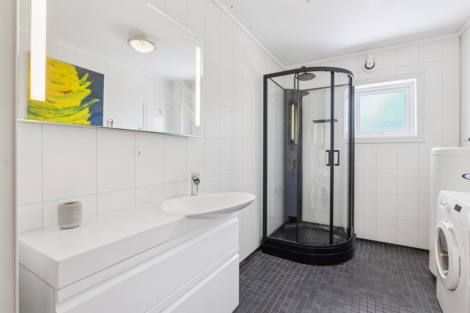 Badet er av romslig størrelse og har varmekabler i gulv. Galleribilde