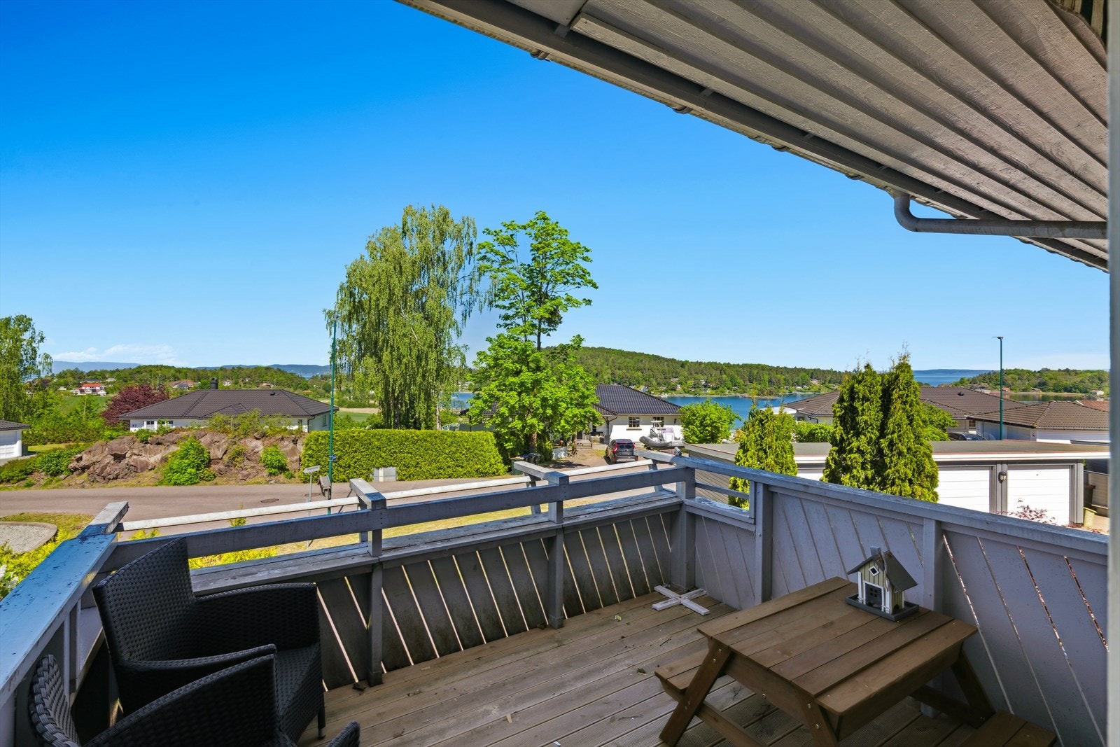 Balkongen ut fra stuen er delvis overbygd og har flott sjøutsikt mot Løvøya og Oslofjorden. Galleribilde