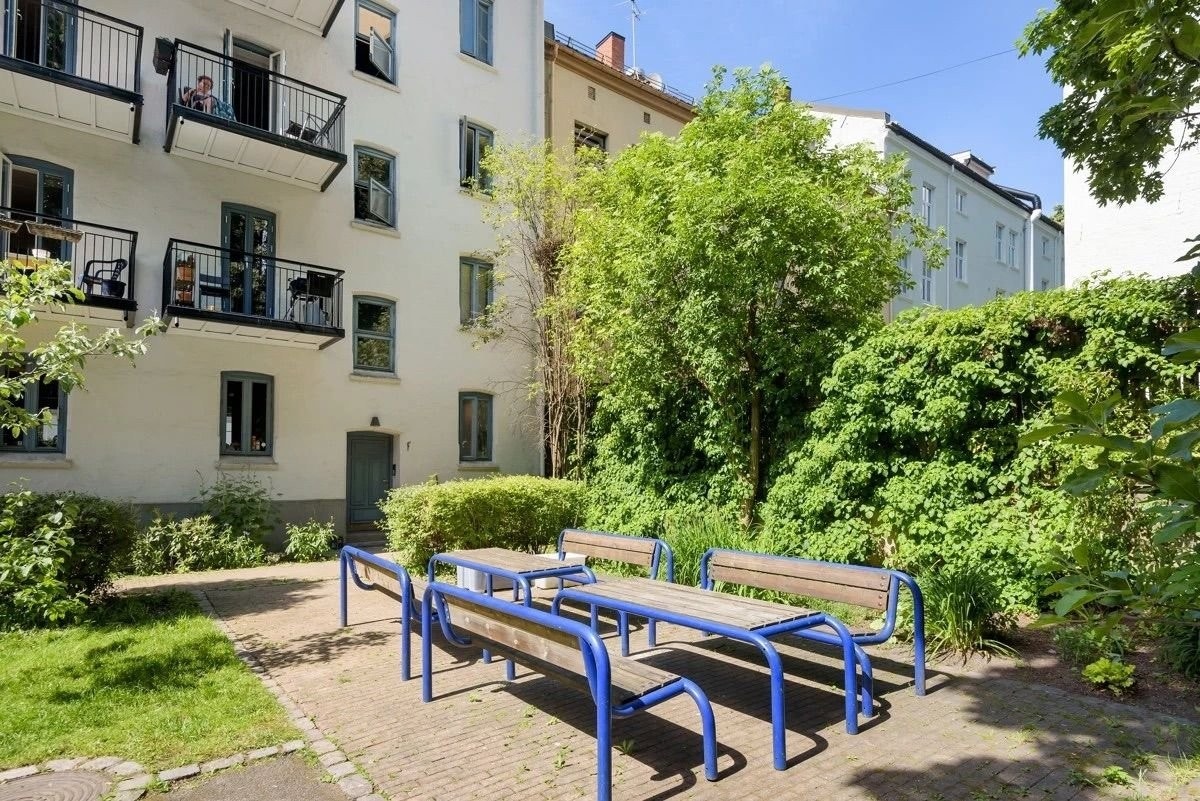 Borettslaget har en hyggelig og skjermet bakgård med sittegrupper og grillmuligheter. Galleribilde