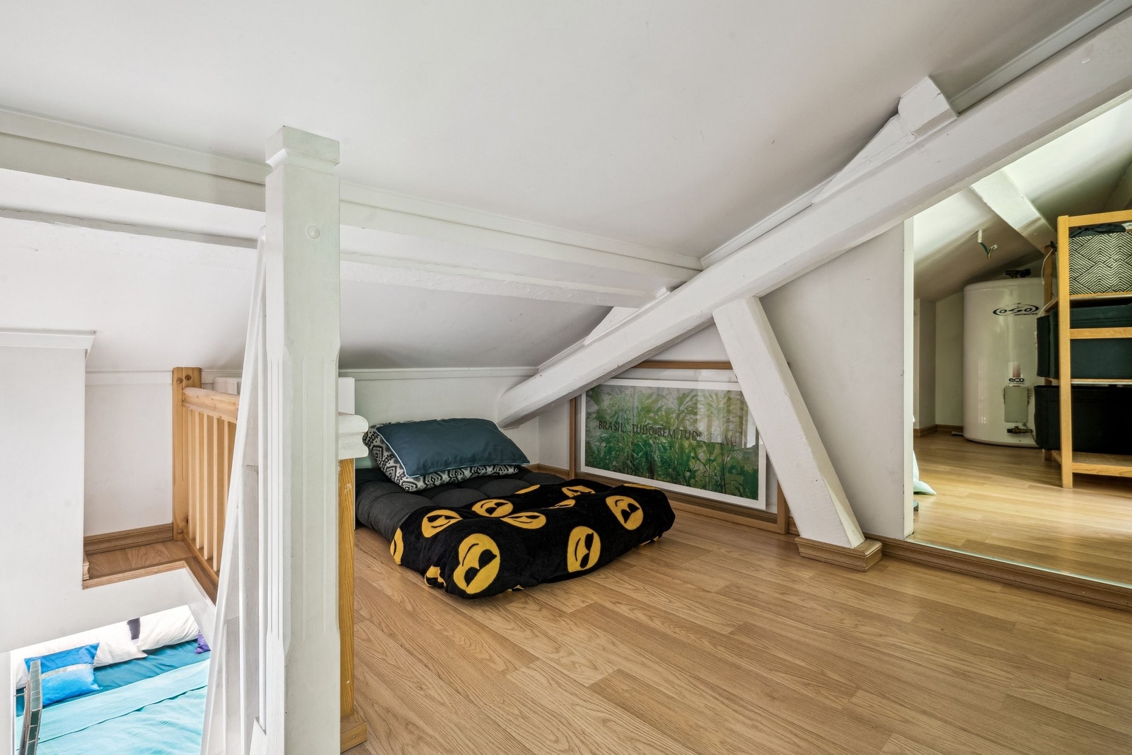 Hemsen har et gulvareal på ca. 12 kvm. Her kan man trekke seg tilbake med en god bok i fred. Rommet innenfor har god plass til oppbevaring. Galleribilde