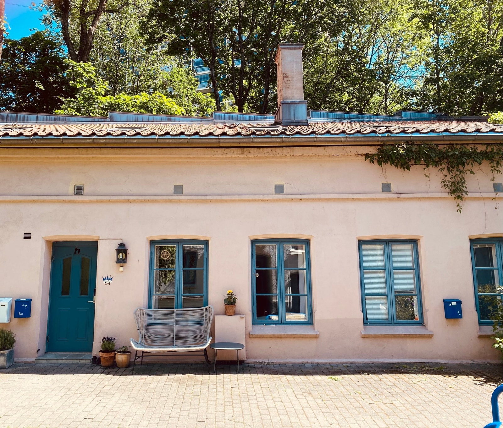 Leiligheten har direkte adkomst fra en frodig, stenbelagt bakgård. Galleribilde