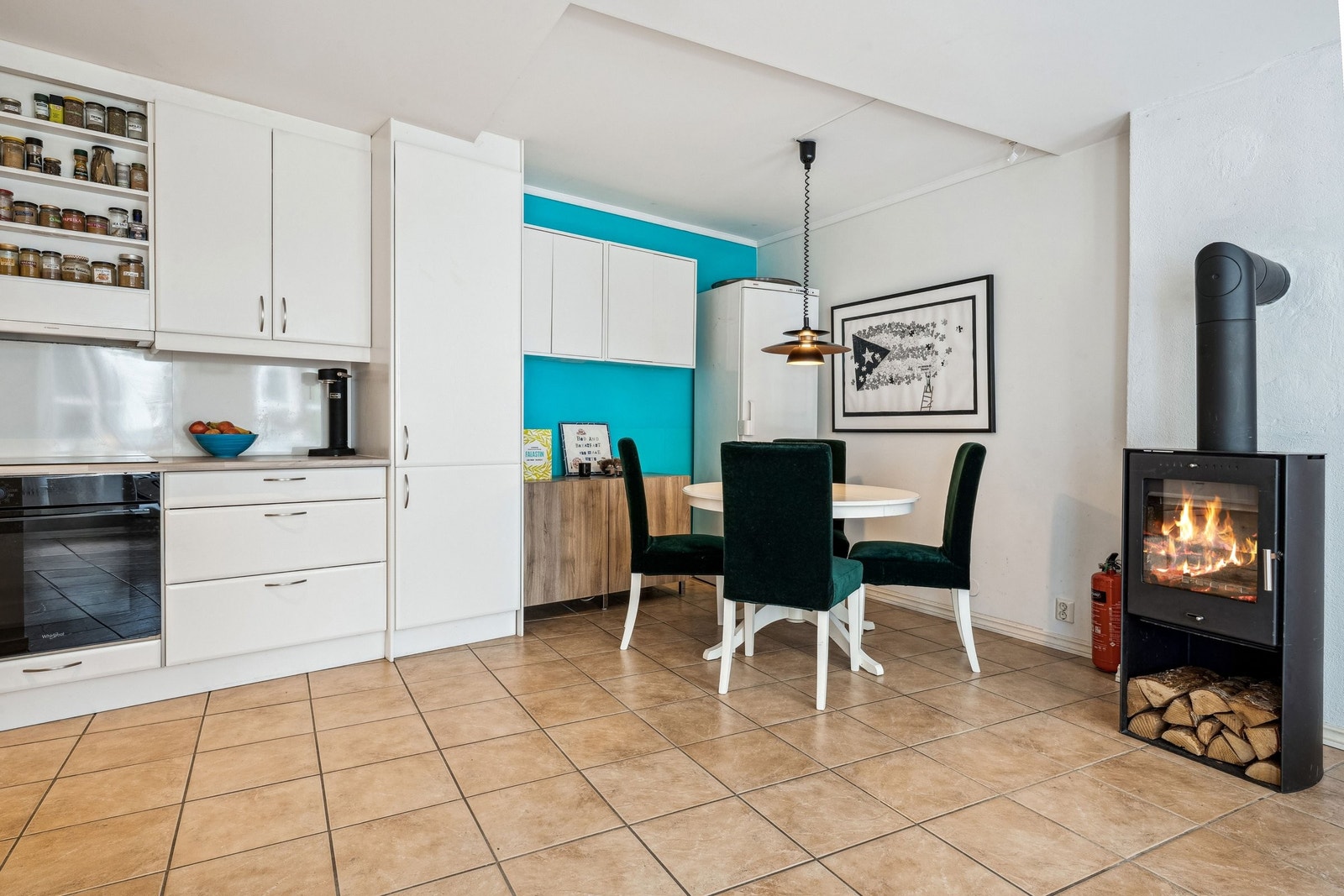 Stuen ligger i delvis åpen løsning mot kjøkken. Galleribilde