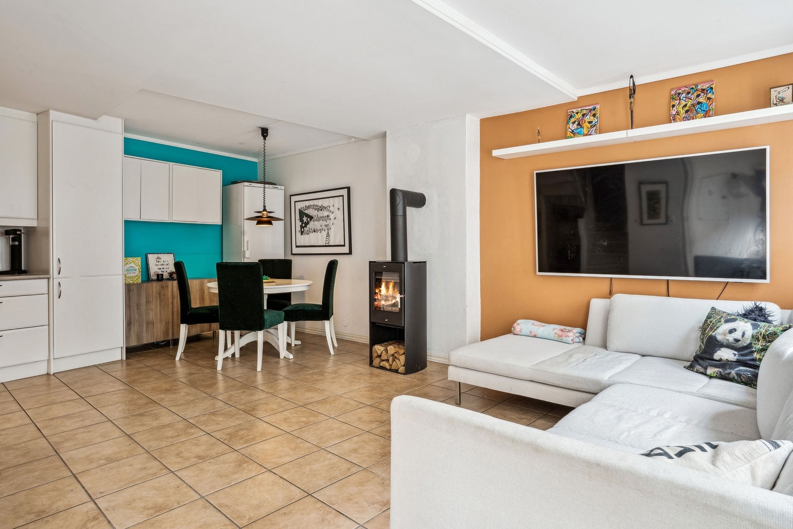 Stuen har gode møbleringsmuligheter for både sofagruppe og spisebord. Galleribilde