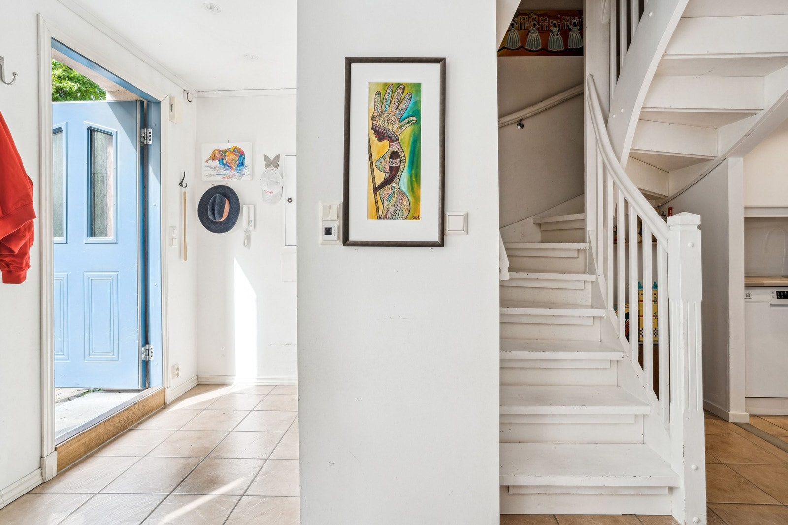 Entré med flislagt gulv og gulvvarme. Her er det gode oppbevaringsmuligheter i skyvedørsgarderobe med speilfronter. Inngangsdør med Yale Doorman. Galleribilde