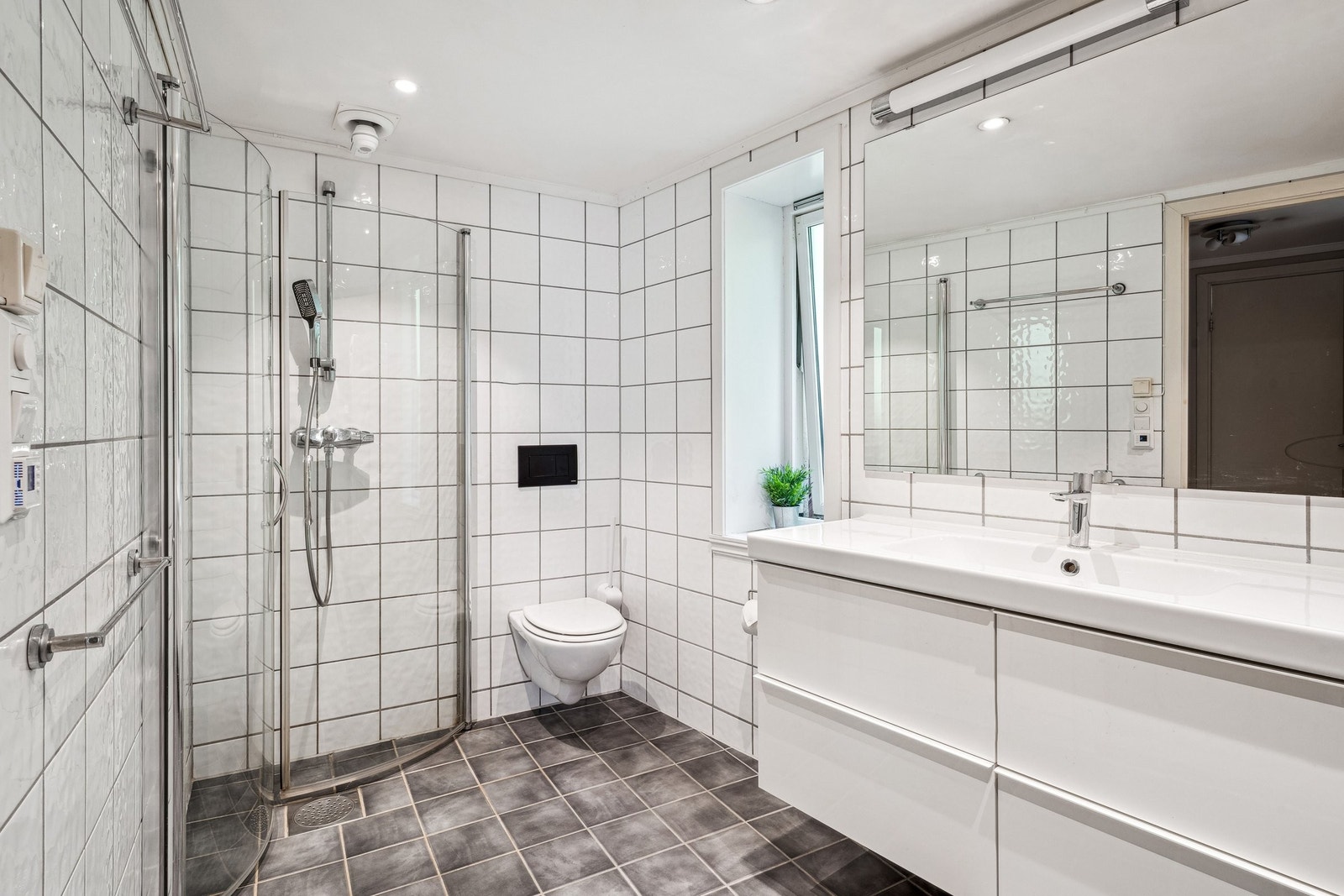 Romslig, helfliset bad i 2. etasje fra 2006 med opplegg for vaskemaskin. Badet har gulvvarme og downlights i himling. Galleribilde