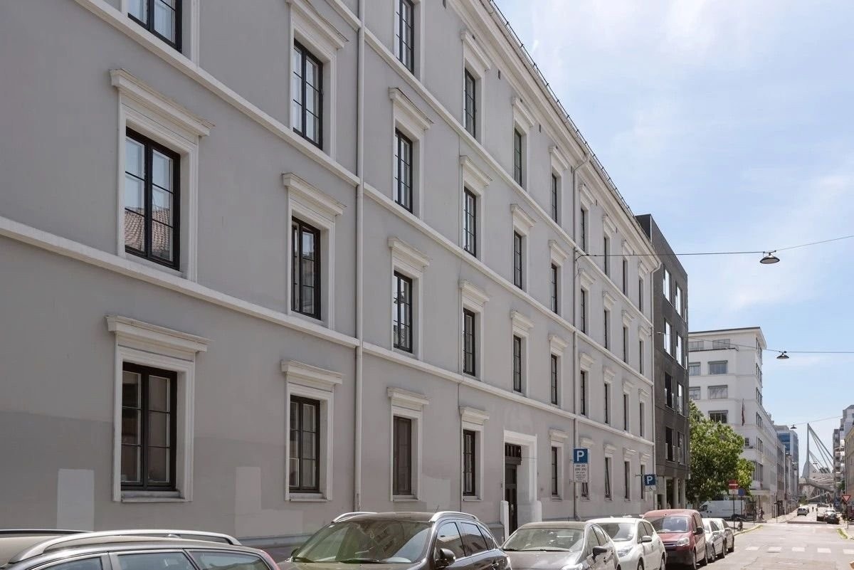 Leiligheten har en attraktiv beliggenhet i en trafikkstille, enveiskjørt gate. Galleribilde