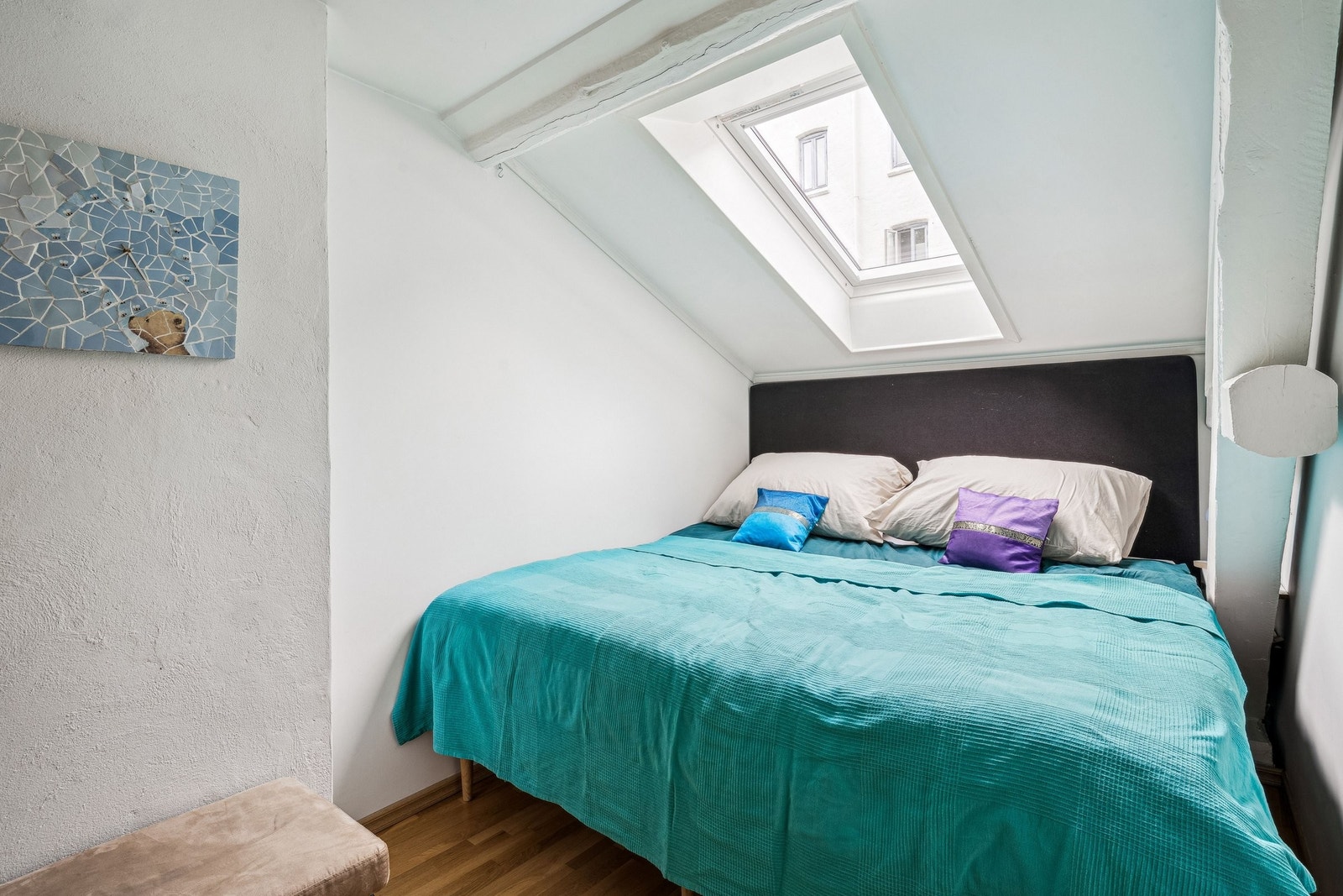 Hovedsoverom i 2. etasje med parkettgulv og takvindu. Galleribilde