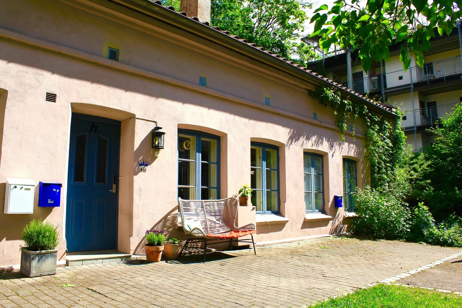 Leiligheten har en fin beliggenhet i indre gårdsrom i en trafikkstille, enveiskjørt gate. Galleribilde