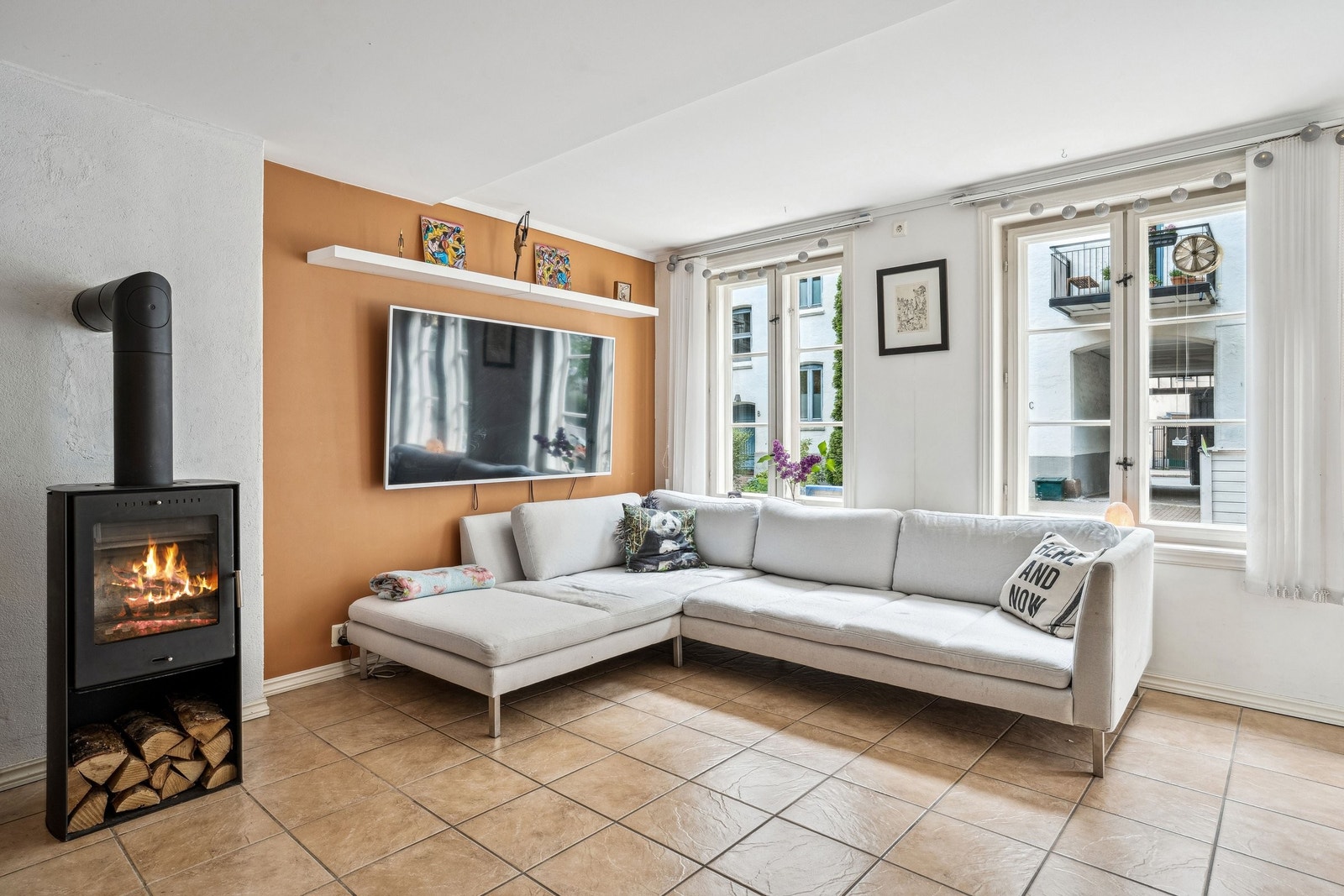 Lys og fin stue i 1. etasje med store vindusflater. Galleribilde