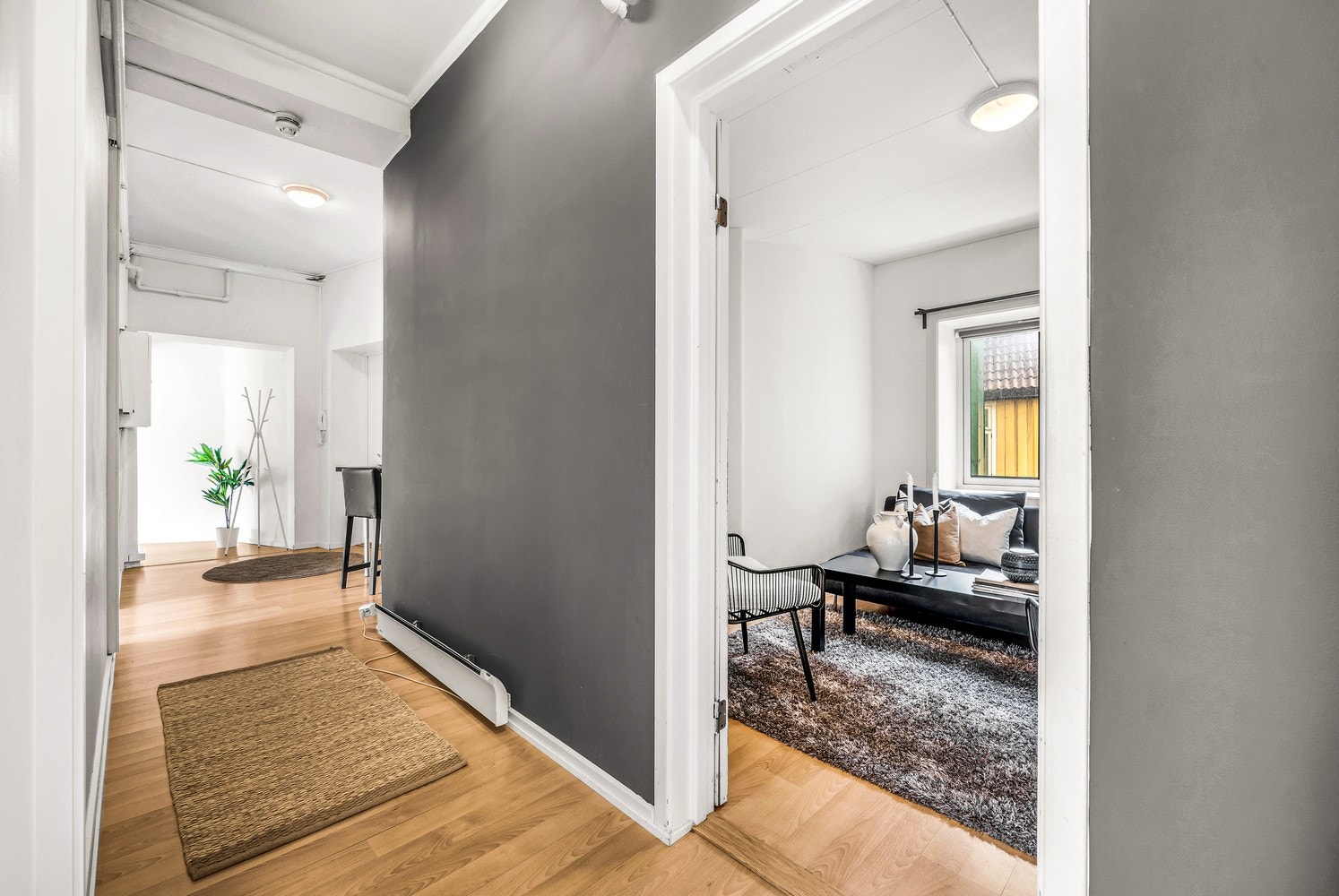 Belligenheten er supersentral, men vender mot rolig, enveiskjørt gate. Galleribilde