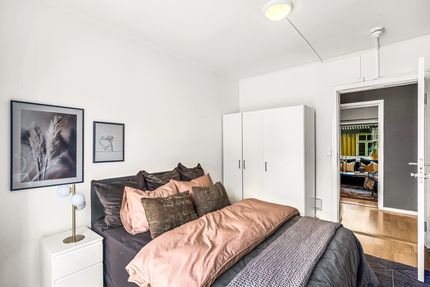 Soverommet er her innredet med dobbelseng, nattbord og garderobeskap. Galleribilde