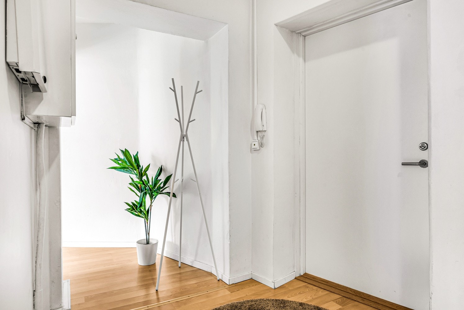 Leiligheten ligger i byggets 2.etasje og inneholder følgende: Entré/gang, bad, kjøkken, stue, og 3 soverom. Galleribilde