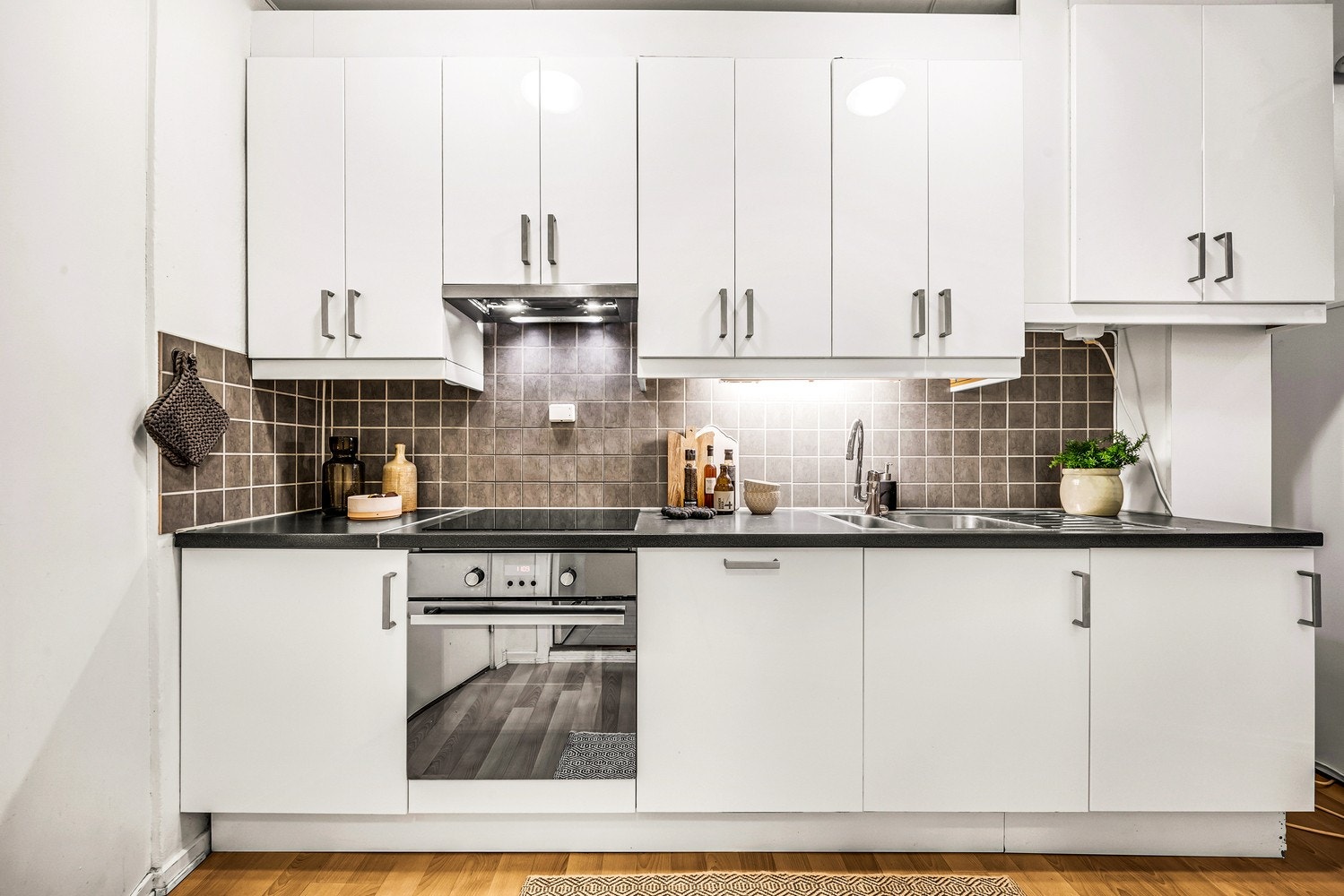 Integrerte hvitevarer på kjøkken medfølger i handelen. Galleribilde