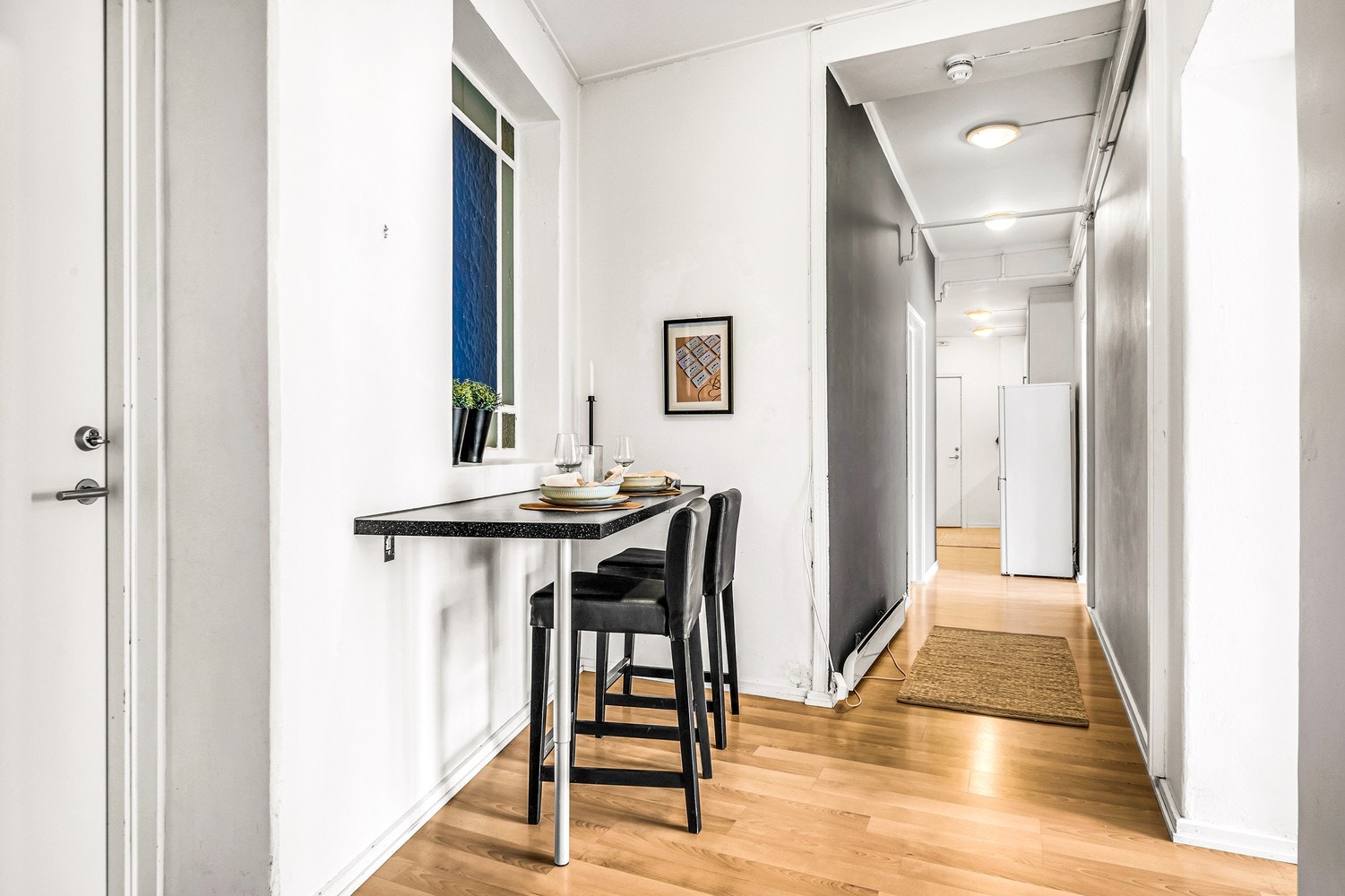 Gjennomgående for bygget er klassisk arkitektur med høy himling. Galleribilde