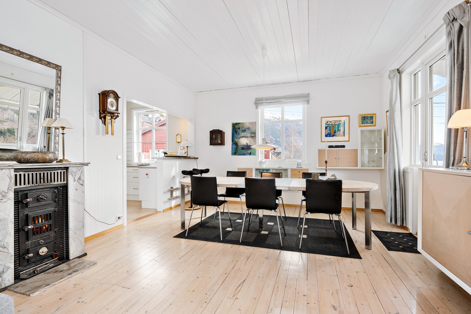 I stuen er det tregulv og malt panel i himlingen. Det er høyt under taket - noe som gir en god romfølelse. Galleribilde