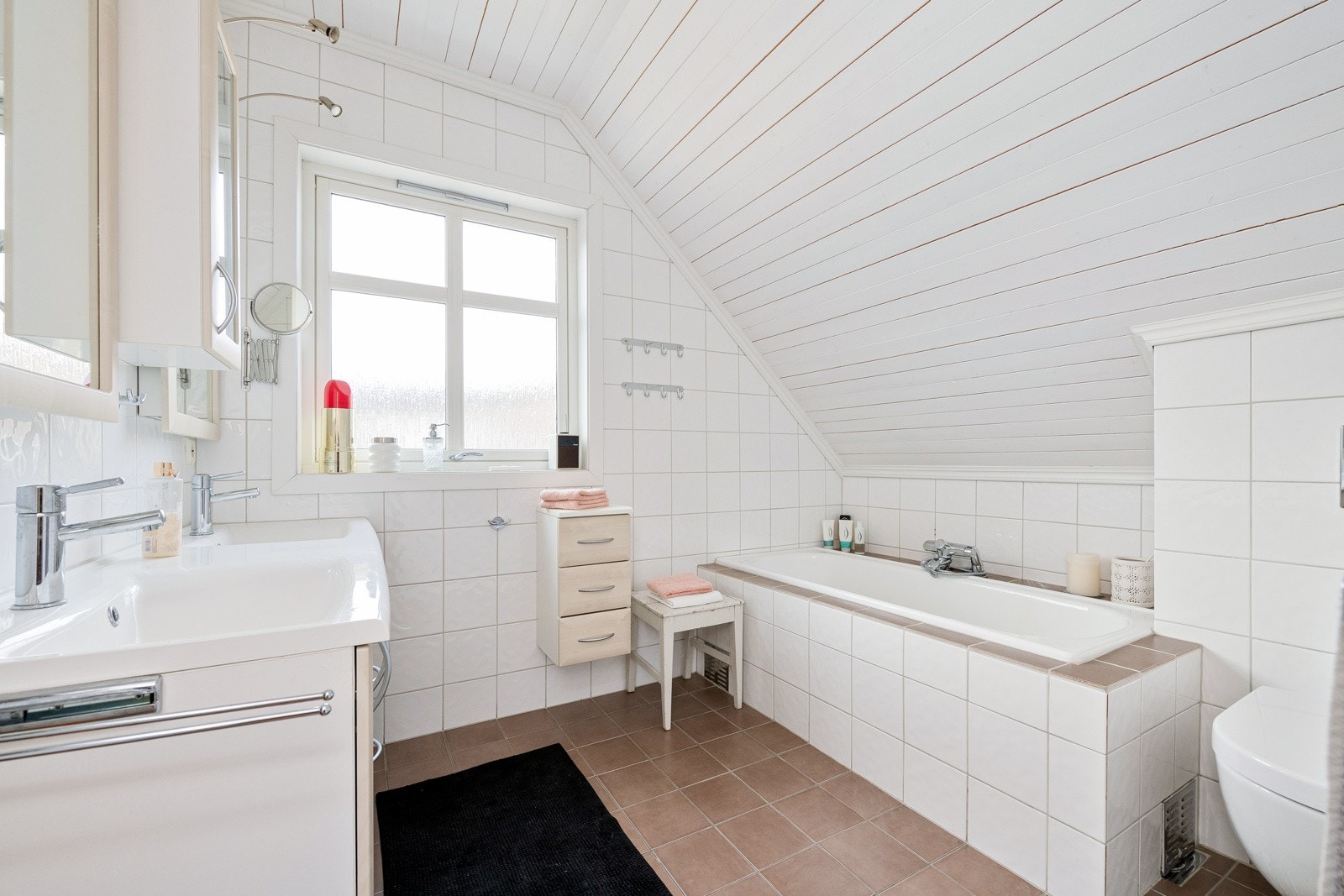 Dette badet er også fra 2006 med badekar, vegghengt toalett og innredning med servant. Galleribilde