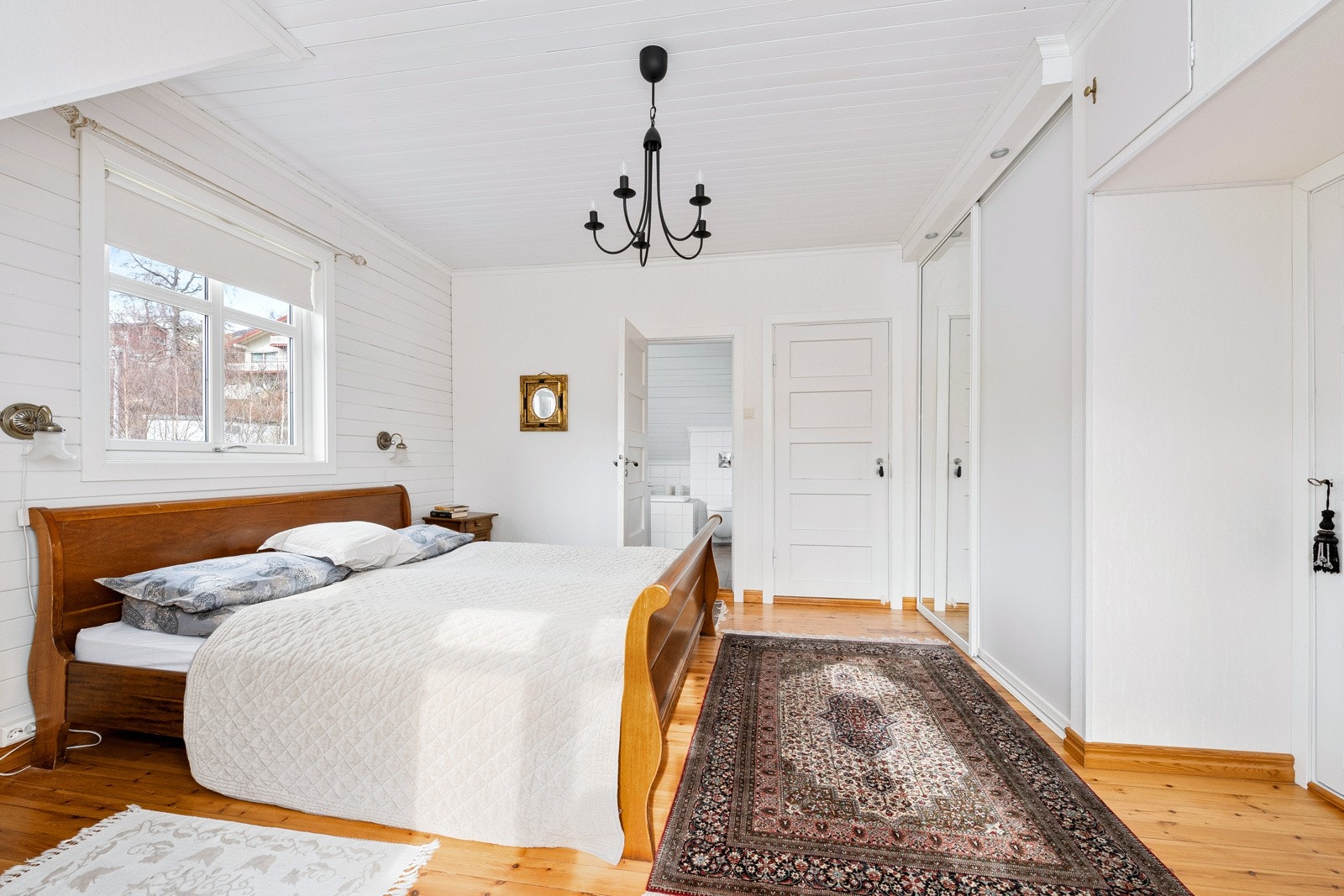 Her er det god plass til dobbeltseng med nattbord på hver side, og kanskje en god stol? Galleribilde