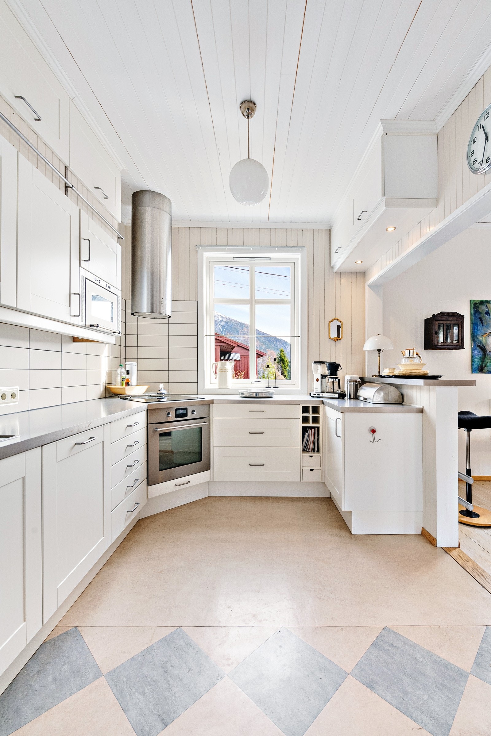 De takhøye skapene kommer godt med når juleserviset skal ryddes bort. Galleribilde