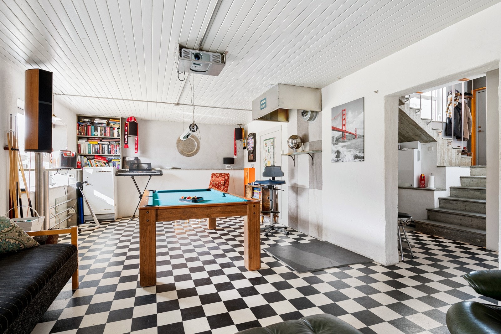 Her er det en kjellerstue med et stilig gulv med sjakkruter. Galleribilde