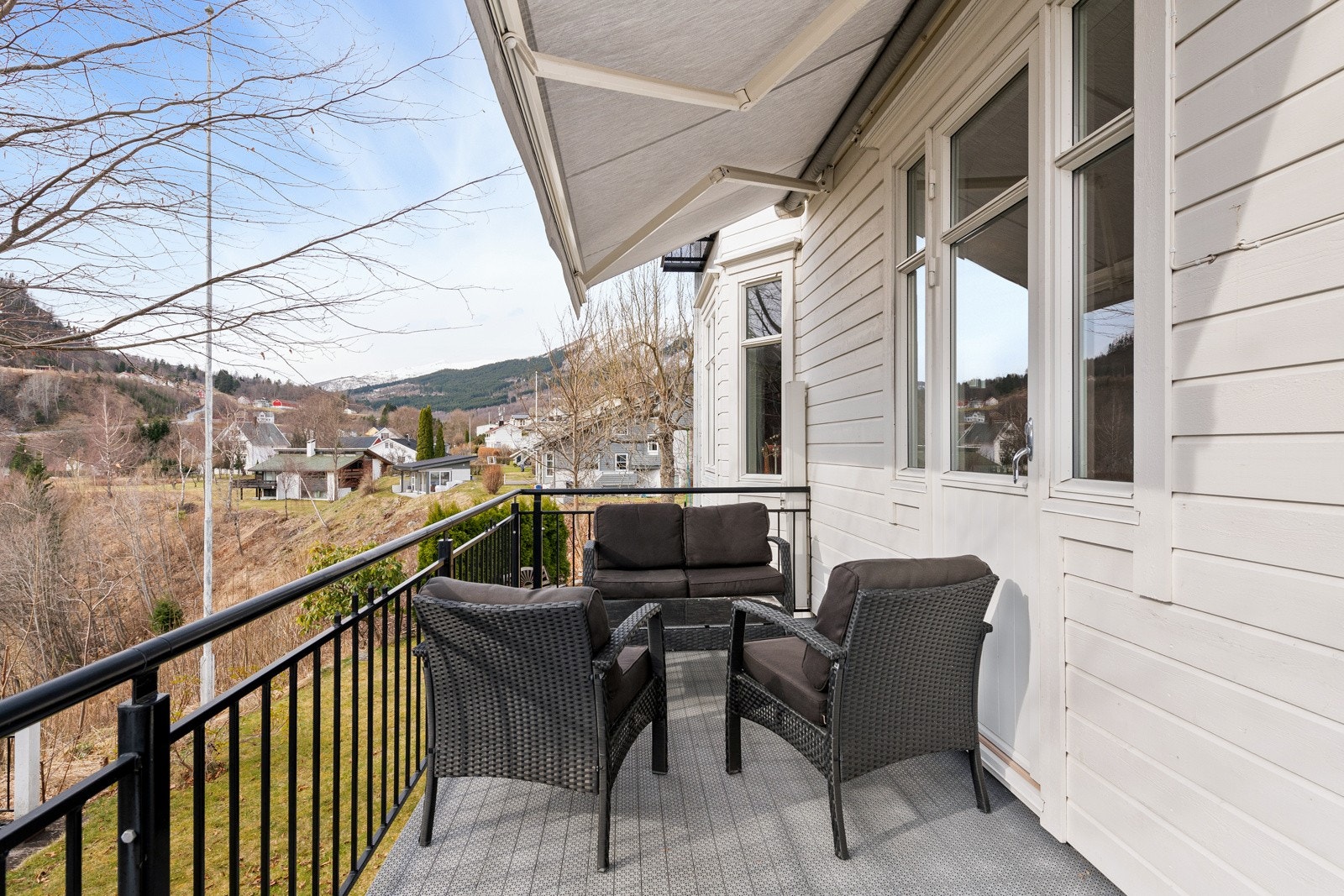 Fra stuen er det utgang til veranda - her har man god plass til møblering med hagemøbler. Galleribilde