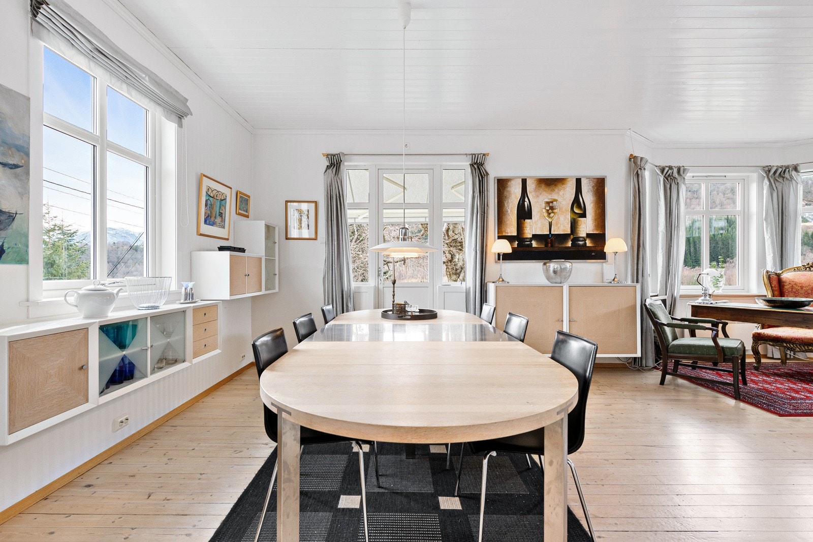 Her er det god plass til både spisebord, sofagruppe, lenestoler osv. Galleribilde