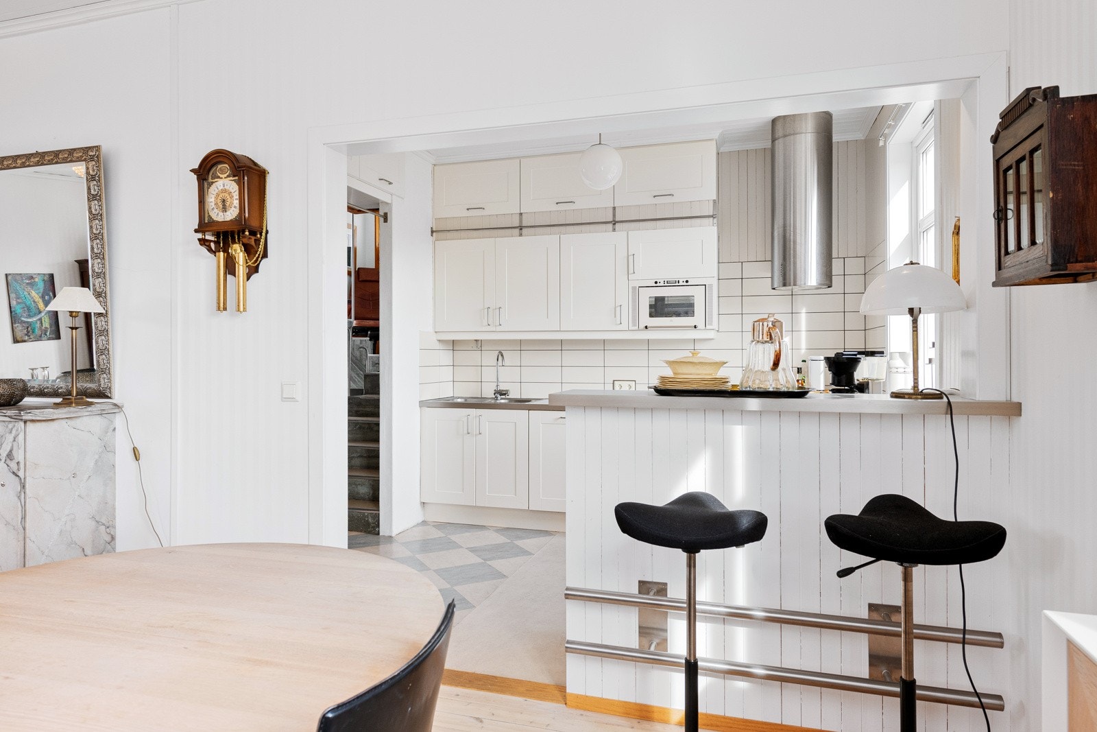 Det er åpen løsning mellom sute og kjøkken, delt av en halvøy. Galleribilde