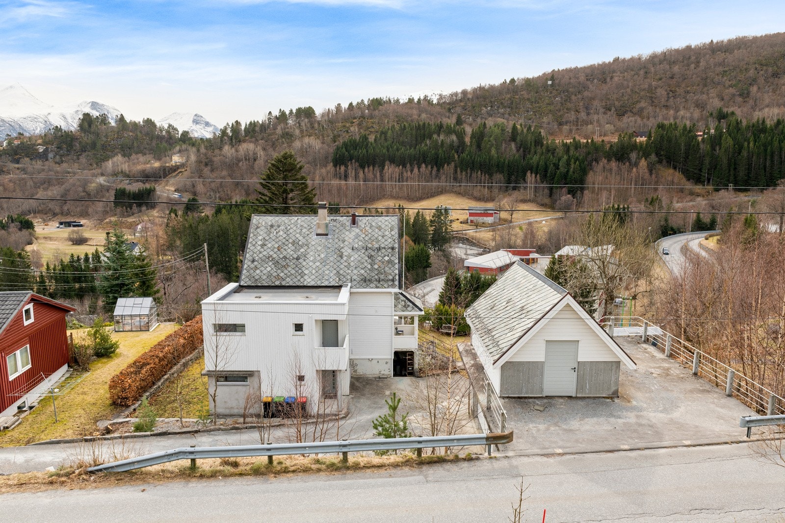 Det er garasje med lagring på loft i tilknytning til eiendommen. Her er også muligheter for parkering. Galleribilde